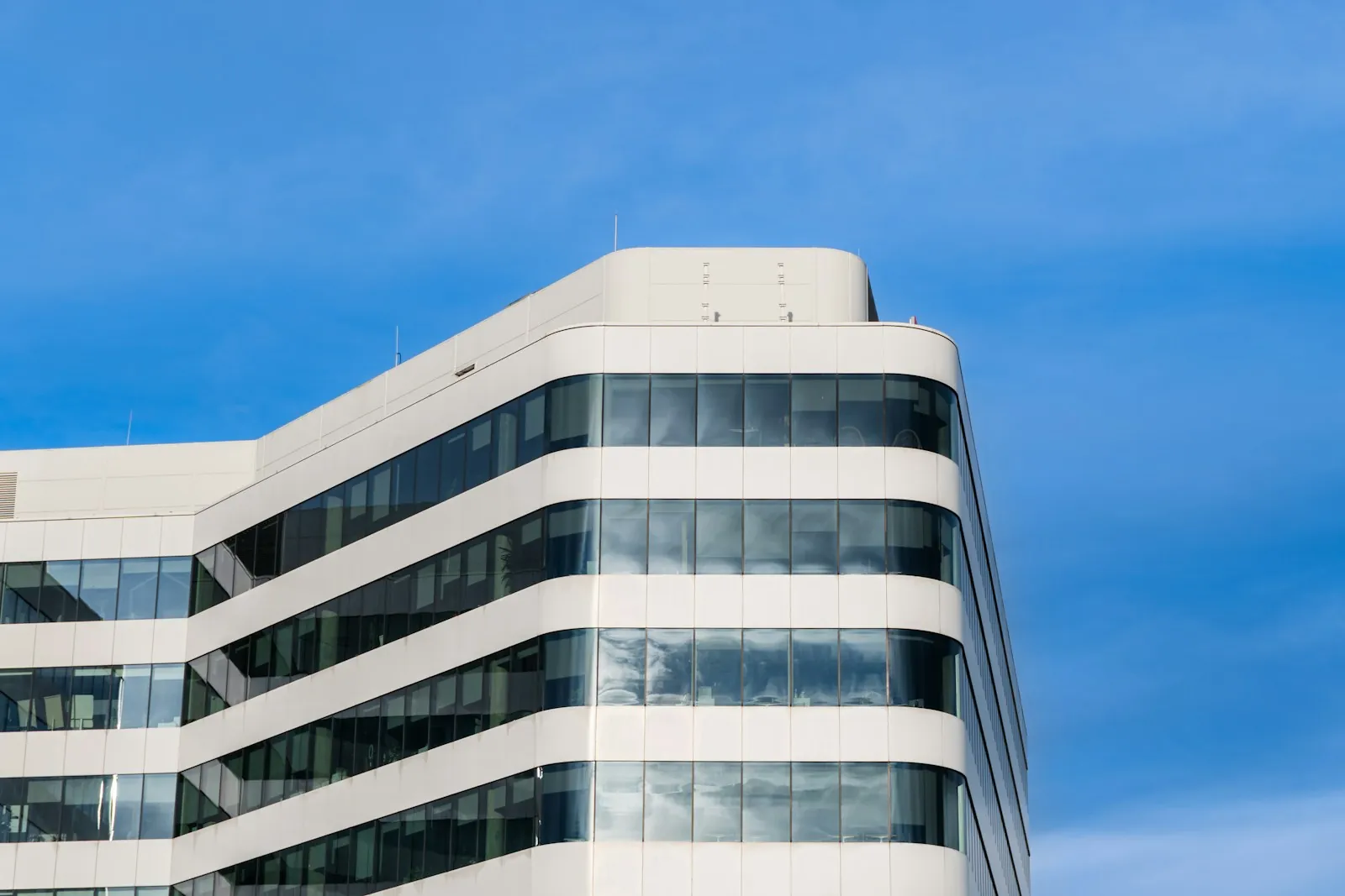 Immeuble de bureaux contemporain, blanc et aux lignes courbes